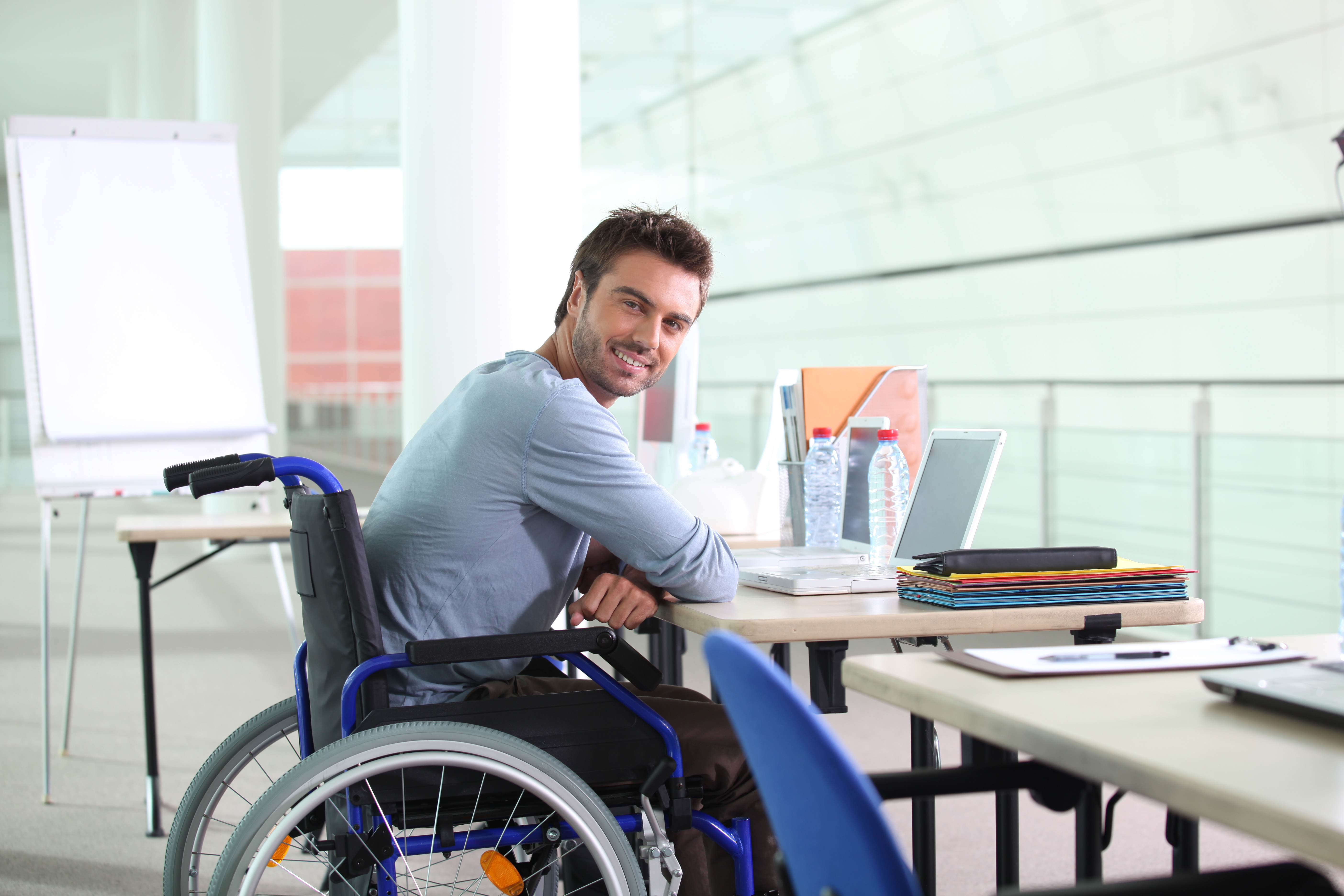 Мужчины будучи инвалидом. Люди с ограниченными возможностями. Люди с инвалидностью. Люди сограничеными возможностями. Люди инвалиды.